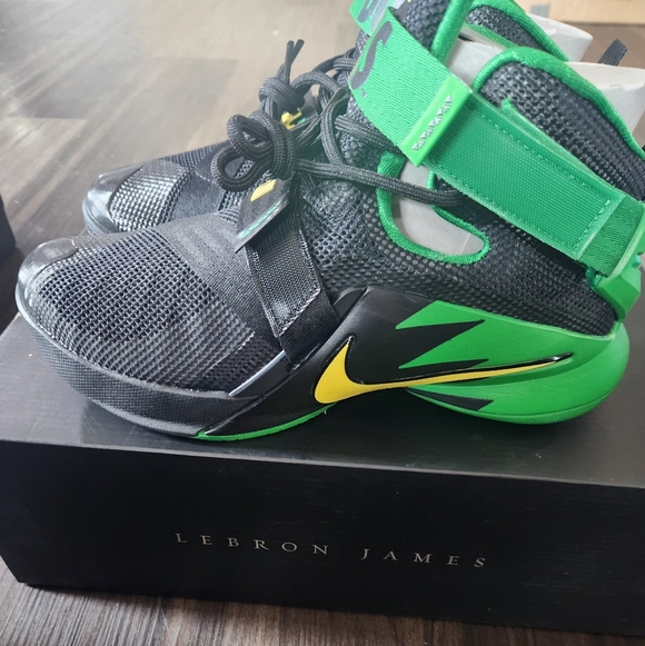 Nike Shoes - NWT Nike Lebron James Oregon Ducks Shoes Size 7.5M/8W